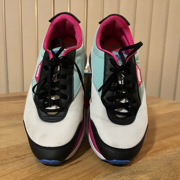 Women’s Puma tennis shoes - Picture 1 of 5